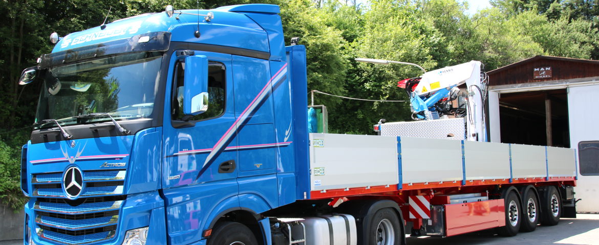 LKW Schneider Logistik mit Krananlage